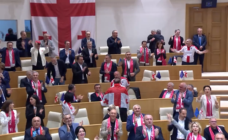 პარლამენტში ამღერებული მამუკა მდინარაძე და "ოცნების" წევრები