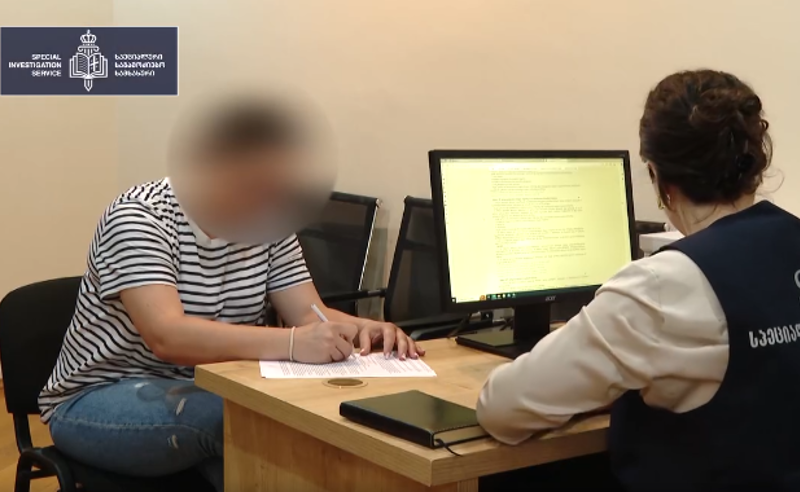 სასტუმროს ადმინისტრატორმა ქალმა სტუმრების ინტიმური ურთიერთობის დეტალების შესახებ მათ ოჯახის წევრებს აცნობა