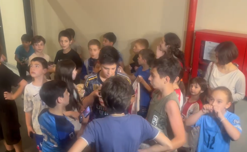 ბუდუ ზივზივაძეს სახლთან ბავშვები ელოდებიან