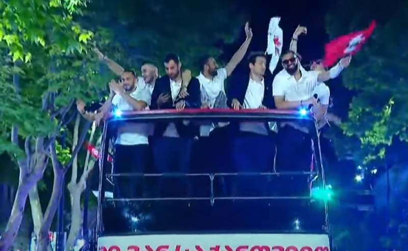 "ჩვენ ვართ ძალა, ჩვენ აქ ვართ!" - საზეიმო მსვლელობა თავისუფლების მოედანს უახლოვდება