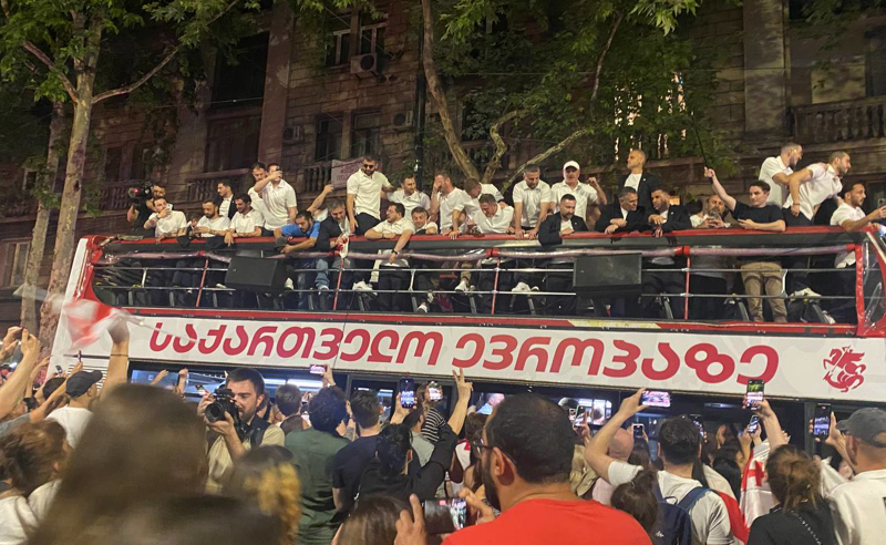 "საქართველოს მადლობა საფეხბურთო ნაკრებს" - მსოფლიო მედია თბილისში გამართულ სახალხო ზეიმზე წერს