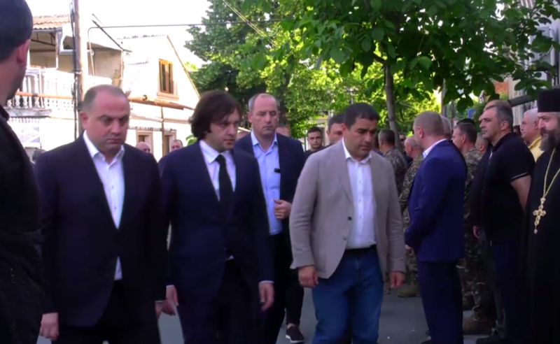 დაღუპული პილოტის სამძიმარზე გორში პრემიერი, თავდაცვის მინისტრი და პარლამენტის თავმჯდომარე ჩავიდნენ