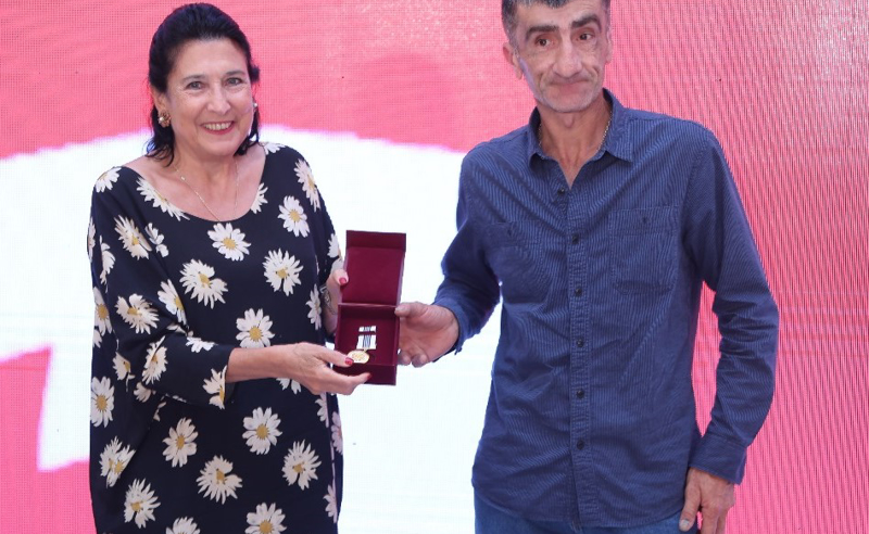 პრეზიდენტმა კულტურული მემკვიდრეობის დაცვასა და შენარჩუნებაში შეტანილი განსაკუთრებული წვლილისა ფშავის მკვიდრი ვასილ ნაყეური ღირსების მედლით დააჯილდოვა