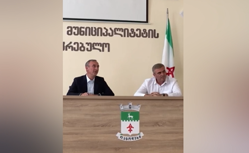 "ტყუილები მოიკითხეთ ვისთანაც მოსაკითხია" - ხმაური და დაპირისპირება ლაგოდეხის საკრებულოში (ვიდეო)