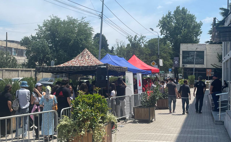 "სარჩელს ვამზადებთ, ყველა, ვინც ბულინგში მონაწილეობდა, უნდა დაისაჯოს"- "ევოლუშენ ჯორჯიას" თანამშრომლების მასშტაბური აქცია თბილისში