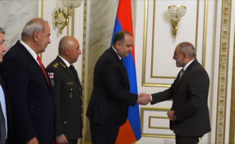 თავდაცვის მინისტრის ვიზიტი სომხეთში - ირაკლი ჩიქოვანი მეზობელი ქვეყნის კოლეგა მინისტრთან მართავს შეხვედრას