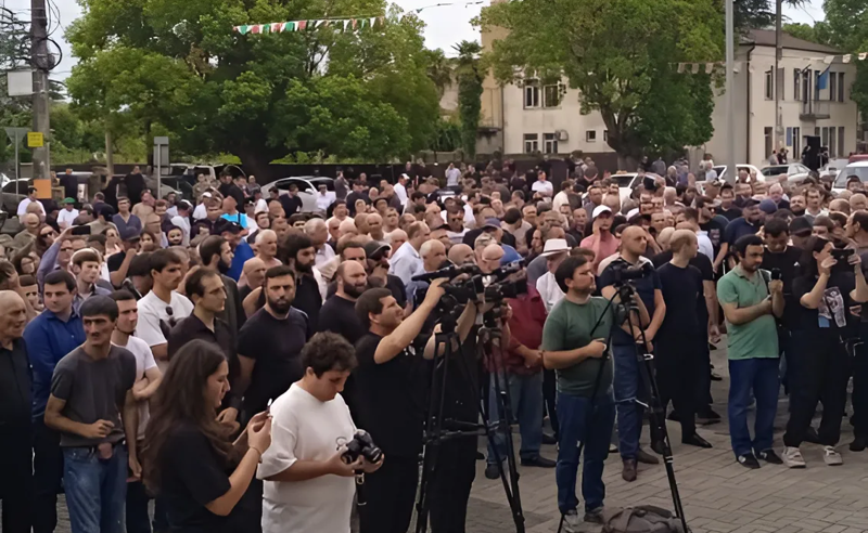 "ნაბიჯი მცოცავი ანექსიისკენ" - ოკუპირებულ აფზახეთში აპარტამენტების შესახებ კანონპროექტს აპროტესტებენ