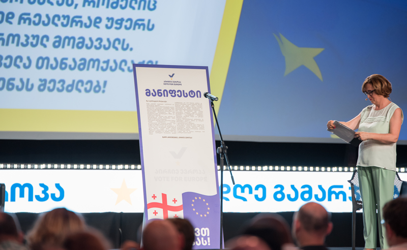 ვინ მოაწერა ხელი "ერთიანობისა და გამარჯვებისთვის მზაობის" მანიფესტს?