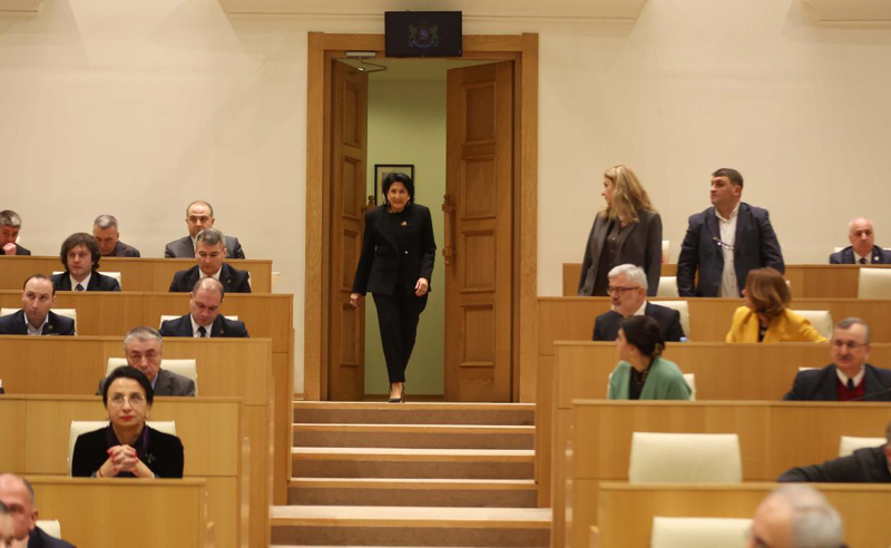 სასამართლოს მიერ პრეზიდენტის განკარგულების აღსრულების შეჩერება - რას ამბობენ "ოცნებაში"?