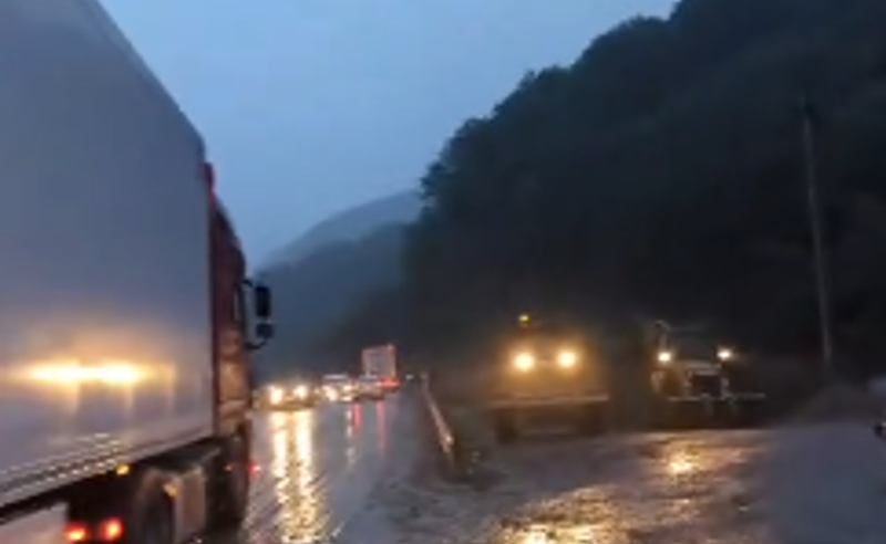 რიკოთის უღელტეხილის გზის სავალ ნაწილზე ჩამოსული წყალი და ტალახი მყისიერად გაიწმინდა - გზების დეპარტამენტი