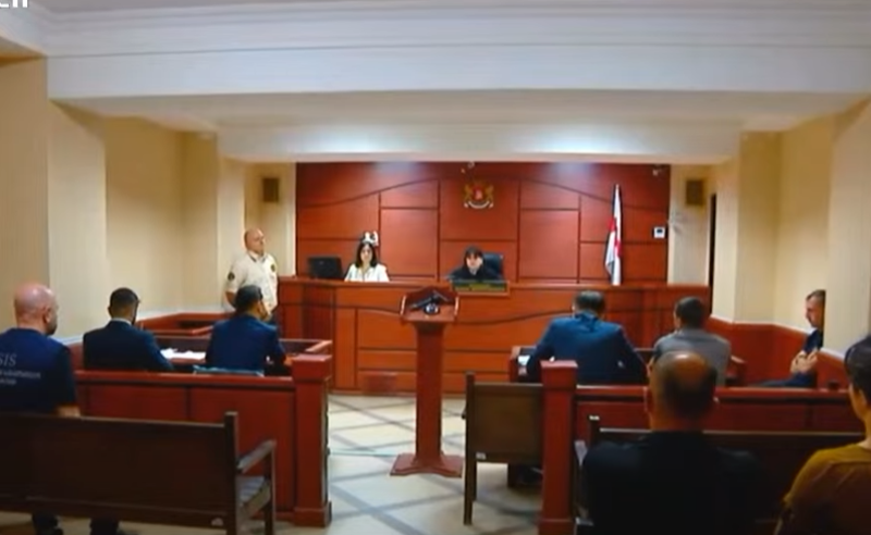 მეზობლის სასტიკად ცემისთვის დაკავებული სპეცრაზმელი მოსამართლემ წინასწარ პატიმრობაში გაუშვა - რა მოხდა პროცესზე?