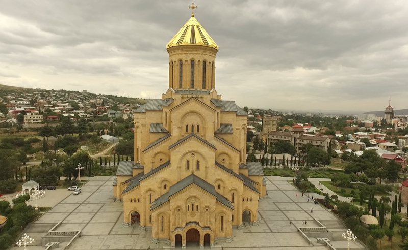 სამების საკათედრო ტაძარში აფხაზეთიდან გადმოსვენებული 16 პირის პანაშვიდი მიმდინარეობს
