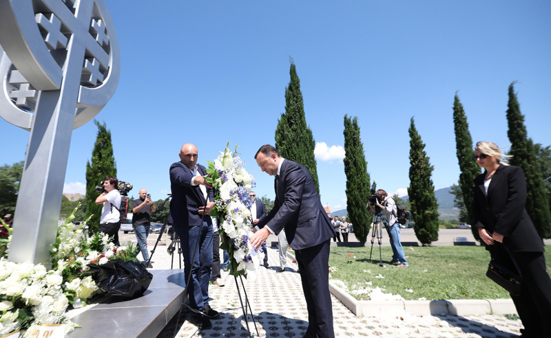 აგვისტოს ომის 16 წლისთავთან დაკავშირებით, ირაკლი ღარიბაშვილი მუხათგვერდის ძმათა სასაფლაოზე მარტო მივიდა