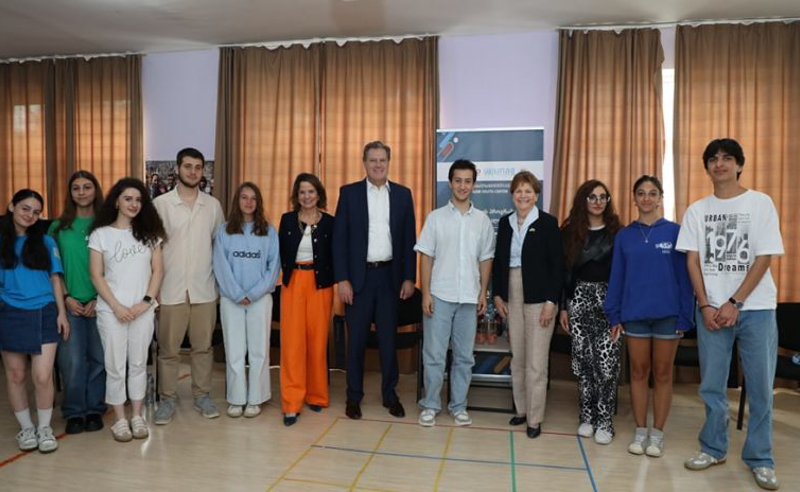 "მიუხედავად იმისა, რომ აშშ-მა შეაჩერა ზოგიერთი დახმარება, ვაგრძელებთ ქართველი ხალხის მხარდაჭერას" - ამერიკული დელეგაცია ახალგაზრდებს შეხვდა