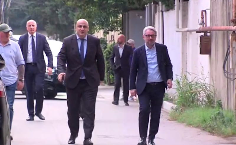 ამერიკის ელჩის რეზიდენციაში გაფართოებული შეხვედრა მიმდინარეობს - ოპოზიციასა და ამერიკელ პოლიტიკოსებს შორის დისკუსია დაიწყო
