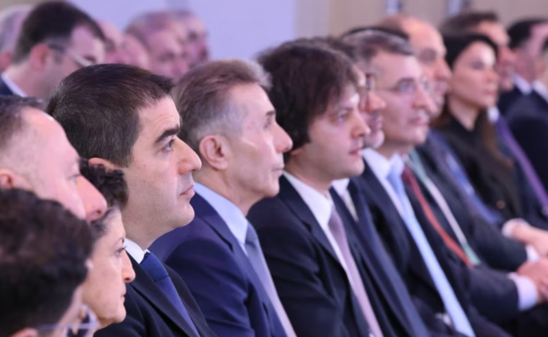მთავრობა, რომელიც ამტკიცებდა, რომ უცხოელების დახმარება არ სჭირდება, საფრანგეთისგან სესხს იღებს