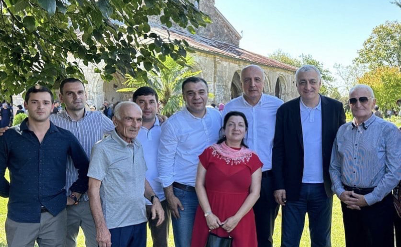 “ძლიერი საქართველოს” ლიდერებმა ფერისცვალების დღესასწაული წალენჯიხის მაცხოვრის ფერისცვალების ტაძარში აღნიშნეს