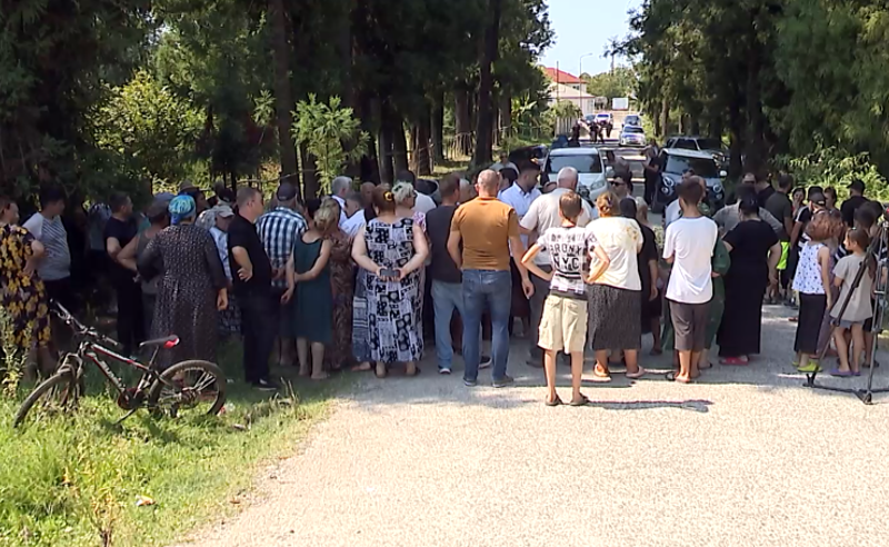 დაბა ოჩხამურელები სასმელ წყალს ითხოვენ - მოსახლეობამ ქობულეთთან ავტობანი გადაკეტეს