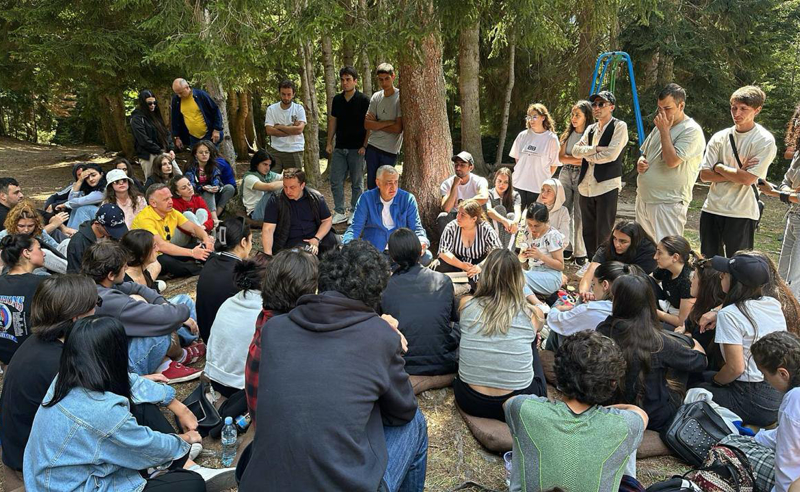 მამუკა ხაზარაძე ბაკურიანში საზაფხულო ბანაკის წევრებს შეხვდა