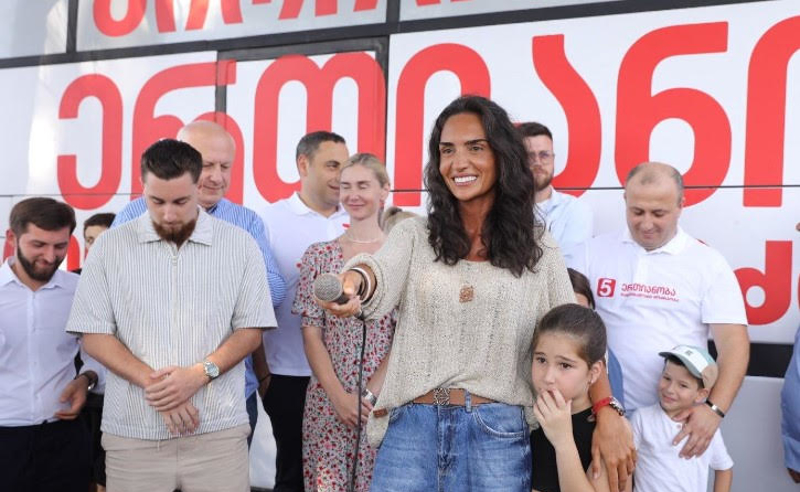 სოფო ჯაფარიძე: აუცილებლად უნდა დავაყენოთ ჩვენი ქვეყანა ევროპულ გზაზე და ეს ყველაფერი უნდა გავაკეთოთ იმ ადამიანთან ერთად, რომელმაც საქართველოში პირველმა აღმართა ევროკავშირის დროშა - ჩვენი ქვეყნის საამაყო პრეზიდენტ მიხეილ სააკაშვილთან ერთად