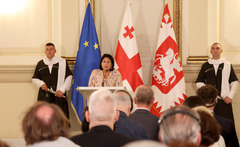პრეზიდენტმა ნინო კორძახია, ალექსანდრე ბახტაძე, მარინე მიზანდარი, სალომე ცისკარაული, მარი-ჟორჟ პაჟელ ბრუსი, კატრინ ლეონარდი და პრჟემისლავ ნოცუნი ღირსების მედლებით დააჯილდოვა