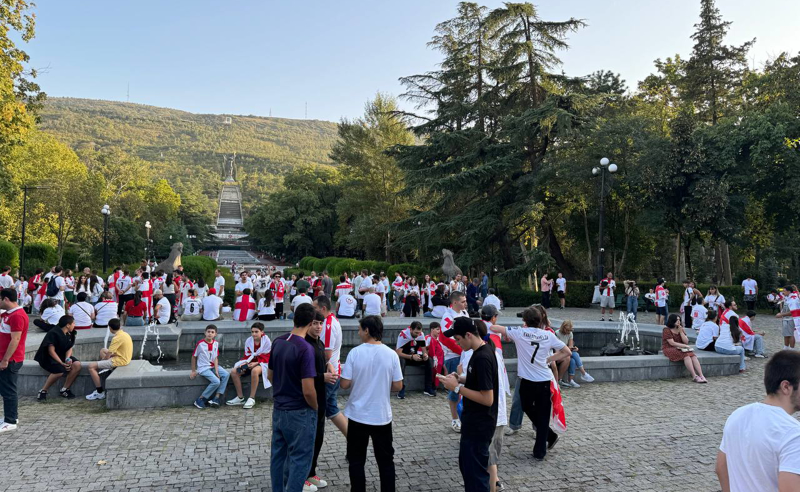 ვაკის პარკში საქართველოს ნაკრების ქომაგები იკრიბებიან 