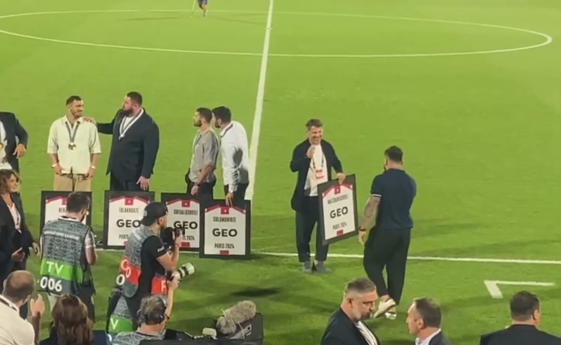 ქართველმა ოლიმპიელებმა მატჩის დაწყებამდე სტადიონზე მედლები წარადგინეს