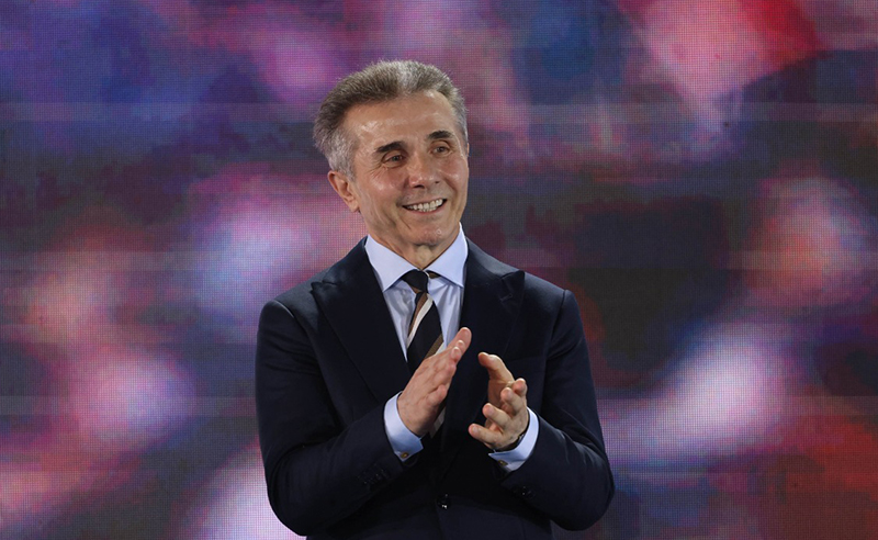 ელისაშვილის ინფორმაციით, ივანიშვილი ცნობილ ადამიანებს პირადად ურეკავს და "ოცნების" სიაში ჩაწერას სთავაზობს