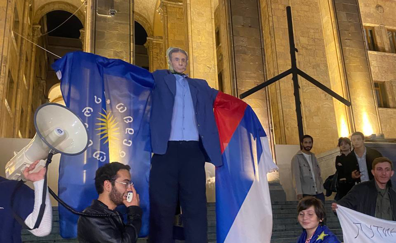რუსთაველის გამზირზე ბიძინა ივანიშვილის ფიტული მიიტანეს