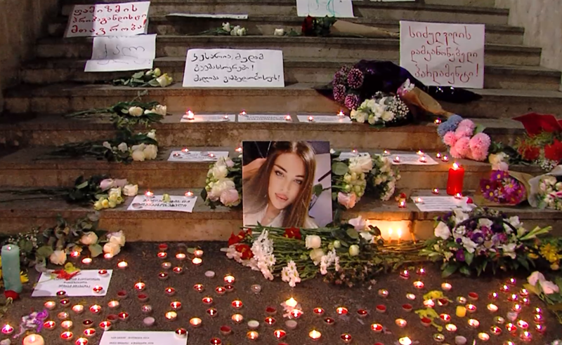 სანთლები და ფოტოები პარლამენტთან - მოქალაქეებმა კესარიას ხსოვნას პატივი მიაგეს