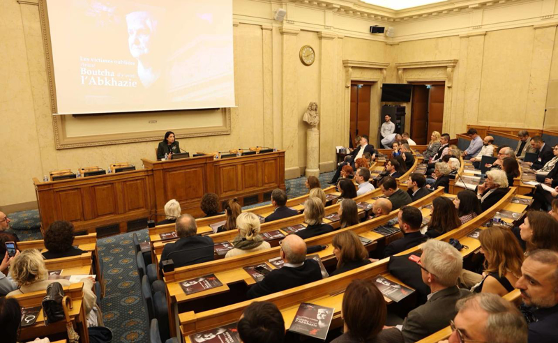 პრეზიდენტმა "ოცნების" საბჭოთა დროინდელ პროპაგანდაზე პარიზშიც ისაუბრა
