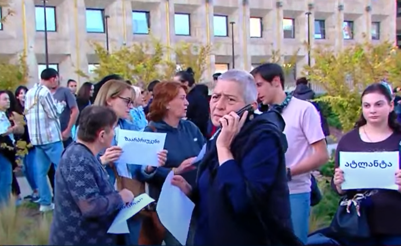 "გახსენით დამატებითი საარჩევნო უბნები საზღვარგარეთ" - მთავრობის ადმინისტრაციასთან აქცია იმართება 