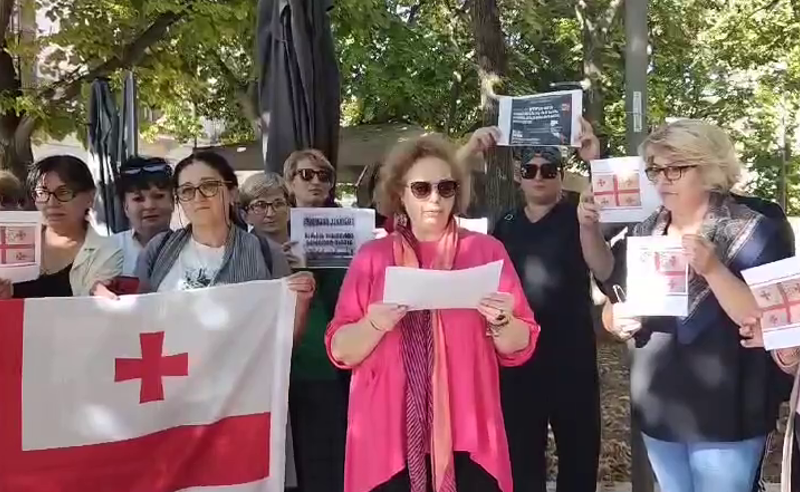 "ნუ არღვევთ ჩვენს უფლებებს" - იტალიის ქალაქ ლეჩეში ქართველი ემიგრანტები საპროტესტო აქციას მართავენ