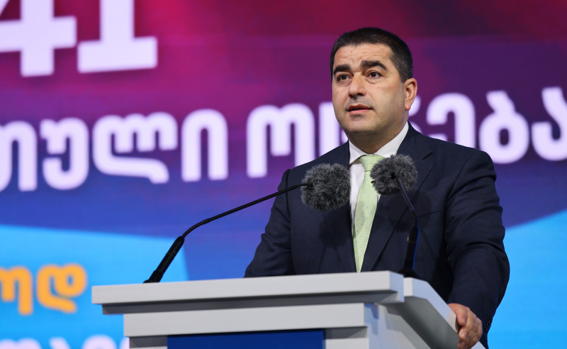 ცოლ-ქმრობა რუსულია? - პაპუაშვილი ამტკიცებს, რომ საარჩევნო კლიპი კრემლისგან არ მოუპარავთ  