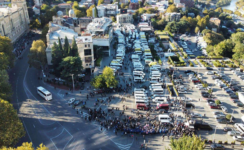 მზადება "ოცნების" ღონისძიებისთვის - რესპუბლიკის მოედანი ავტოსადგომად აქციებს (ფოტო)