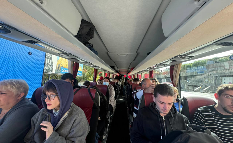ხალხის შეგროვებული თანხით დაქირავებული და ევროპული მომავლის მცველებით სავსე პირველი ავტობუსი თბილისიდან უკვე გავიდა