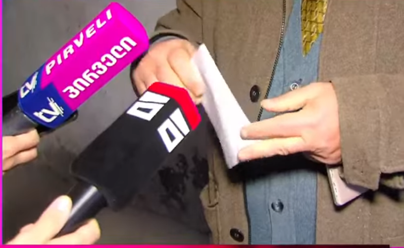 ზუგდიდში, მე -10 საარჩევნო უბანზე, აგიტატორი ამომრჩევლებს ფულს ურიგებდა