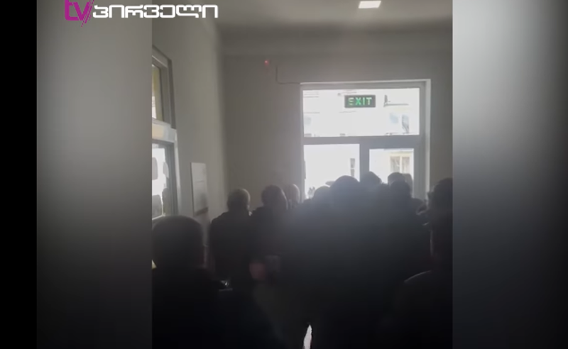 Seçki məntəqəsində fiziki qarşıdurma yaranıb- VİDEO