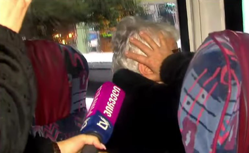 ბათუმში საარჩევნო უბანთან "ოცნების" კოორდინატორები მიკროავტობუსით არიან მობილიზებულები - თან აქვთ სიები