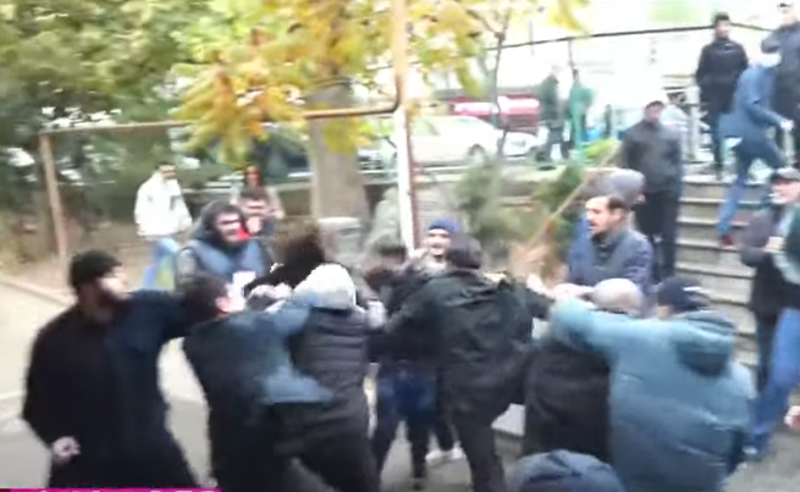 VMH partiyasının nümayəndəsi ilə hakim komandanın fəalı arasında qarşıdurma olub- VİDEO