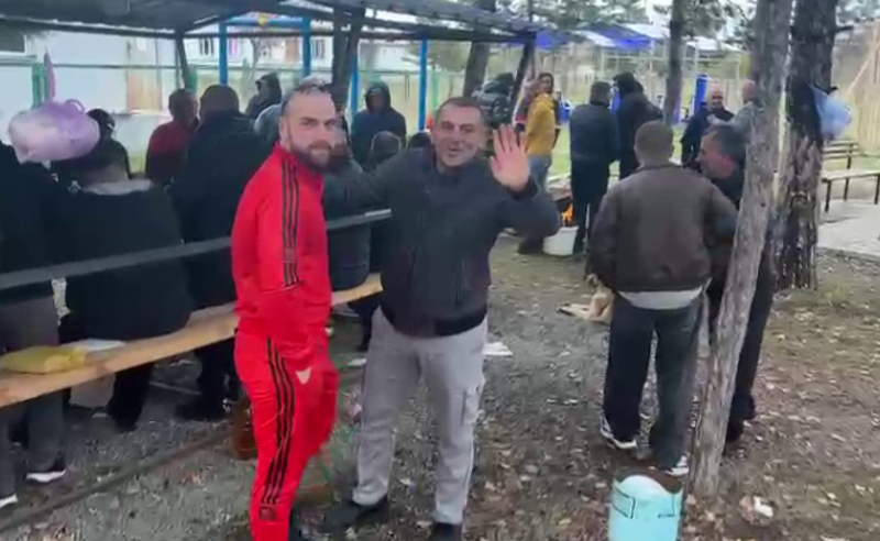 რუსეთიდან ჩამოსულმა "ოცნების" მხარდამჭერმა ბიზნესმენმა საარჩევნო უბანთან სუფრა გაშალა