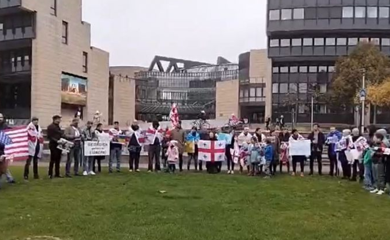 "არჩევნები გაყალბებულია, არ შეგრჩებათ, მოღალატეებო"- ემიგრანტების მასშტაბური პროტესტი 