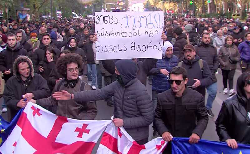 თბილისში აქციის მონაწილეების მსვლელობა მიმდინარეობს 