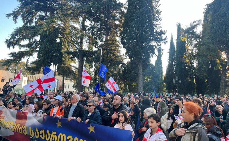 აქციის მონაწილეები მსვლელობით პრეზიდენტის სასახლისკენ მიემართებიან