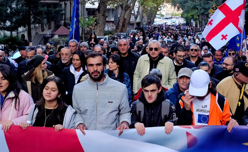 საპროტესტო აქციის მონაწილეები პრეზიდენტის სასახლესთან მივიდნენ