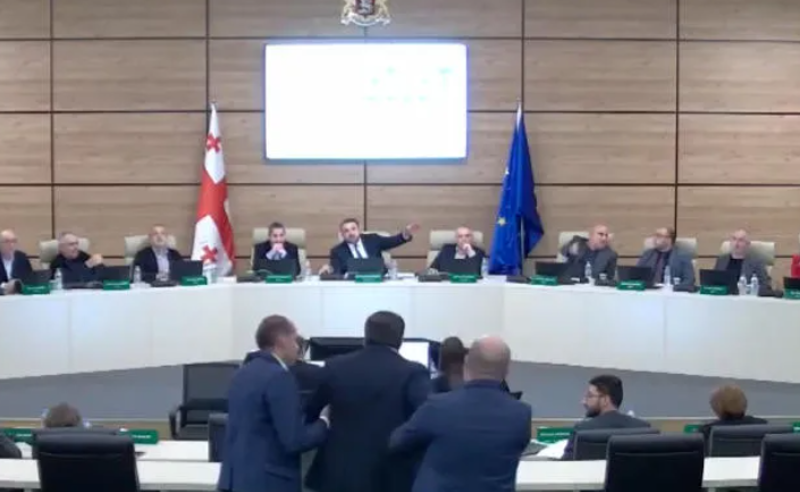 გიორგი კალანდარიშვილმა ცესკოს სხდომიდან ლაშა ფარულავა გააძევა 