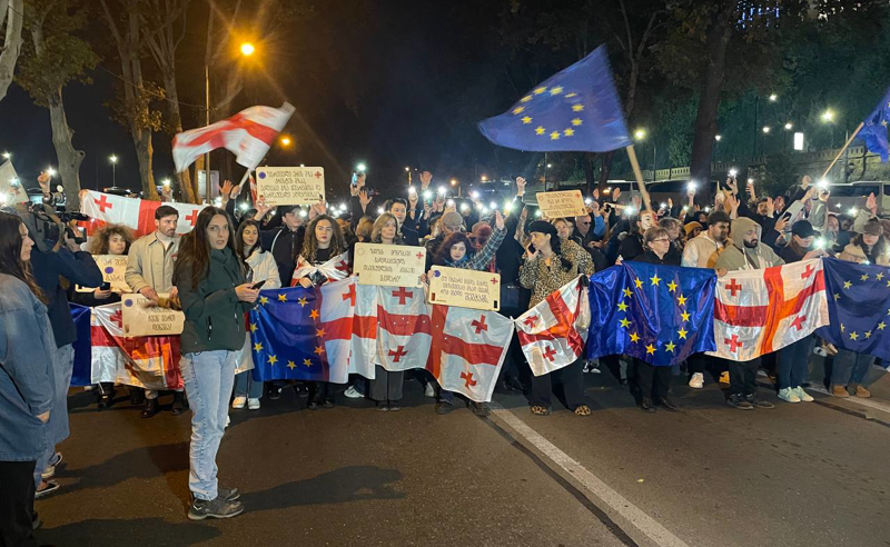 აქციის მონაწილეებმა მტკვრის ორივე სანაპირო გადაკეტეს