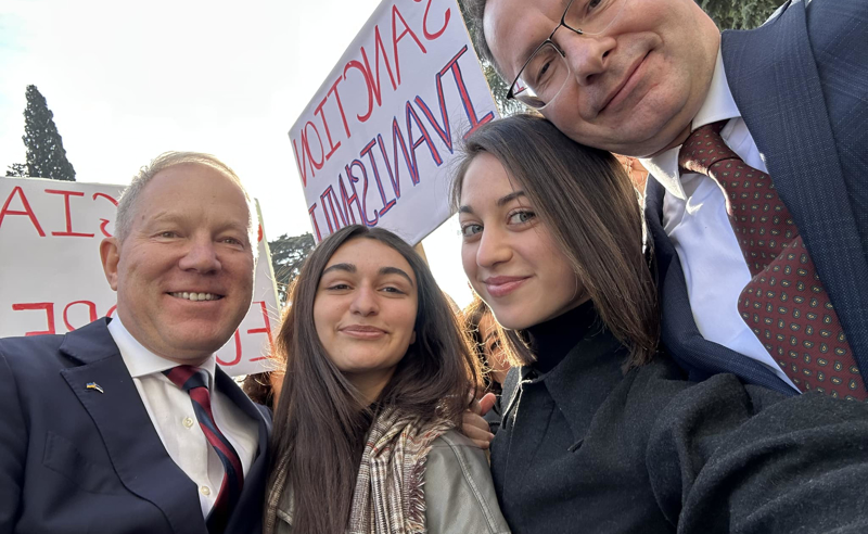 ევროკავშირის 8 ქვეყნის საგარეო ურთიერთობათა კომიტეტების თავმჯდომარეები, პრეზიდენტის სასახლის წინ შეკრებილ აქციის მონაწილეებთან მივიდნენ