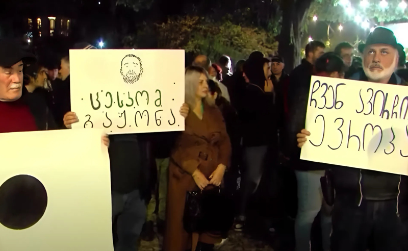 "ვითხოვთ ახალ არჩევნებს" - ბათუმში საპროტესტო მსვლელობა იმართება 
