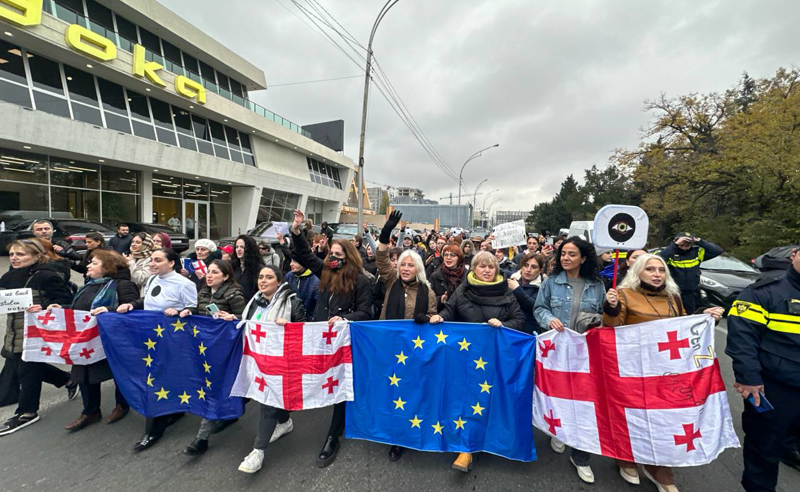 ქალების მარში დაიწყო - აქციის მონაწილეები ცესკოდან მსვლელობით დაიძრნენ 